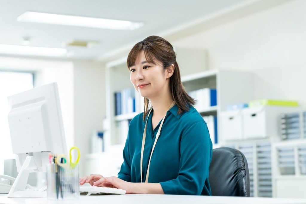 パソコンで作業をする女性。