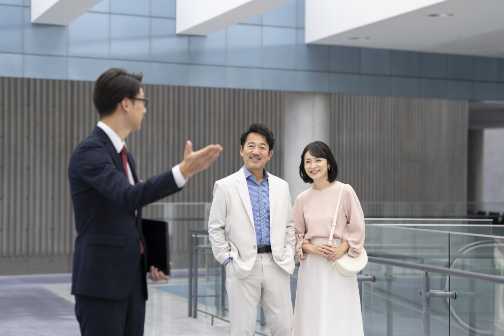 営業担当者と物件を内覧する夫婦