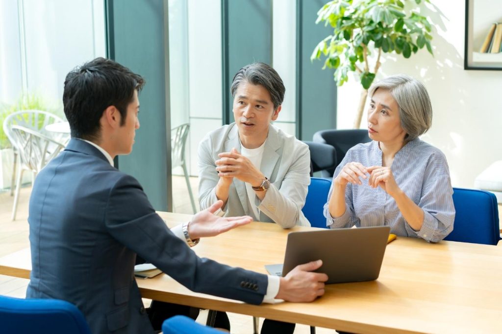 営業担当者に相談する夫婦。