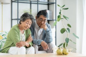 リビングで悩む夫婦。