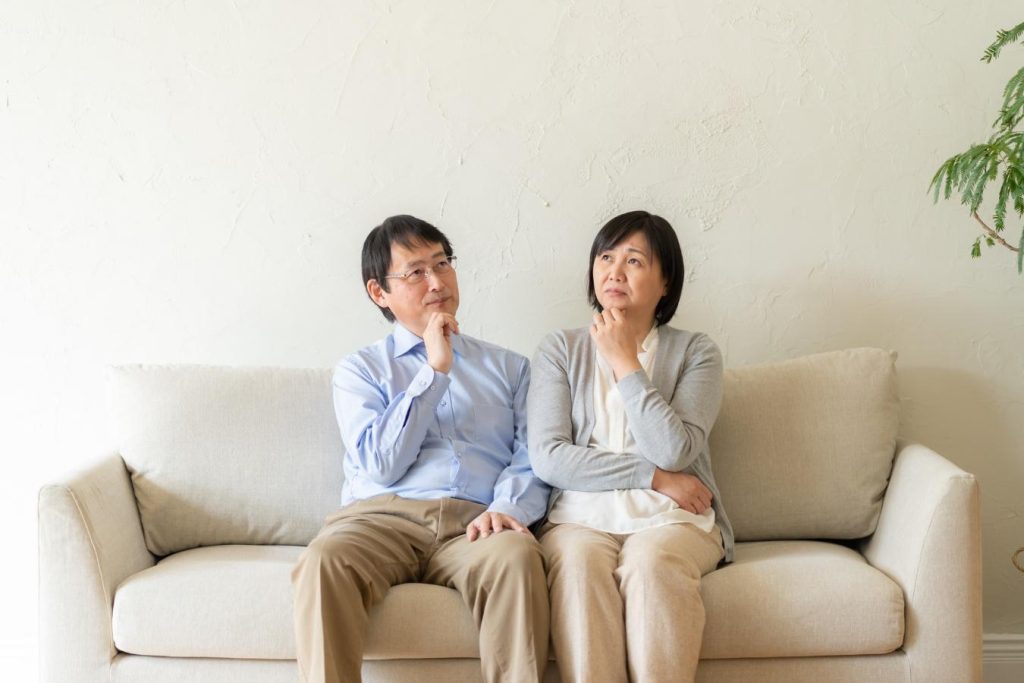 首をかしげる夫婦。