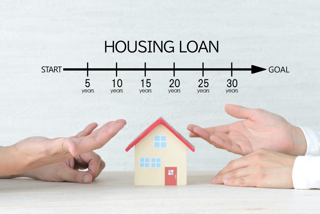 住宅模型と「HOUSING LOAN」の返済期間を示すイメージ