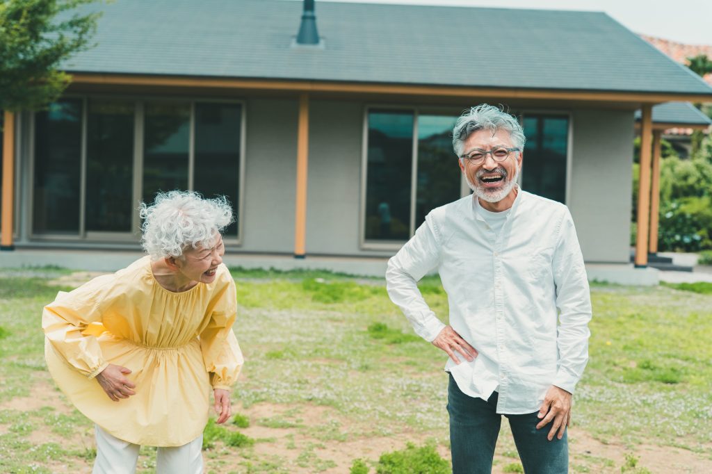 自宅の庭に出るシニア夫婦