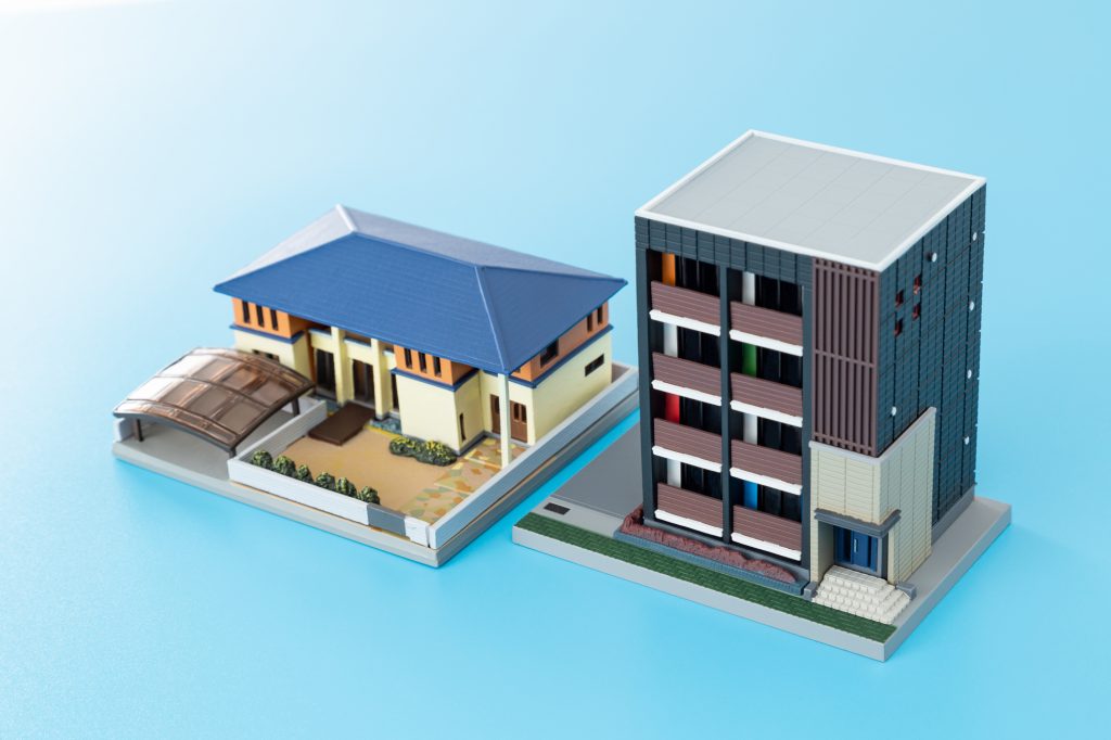戸建て住宅とマンションの模型