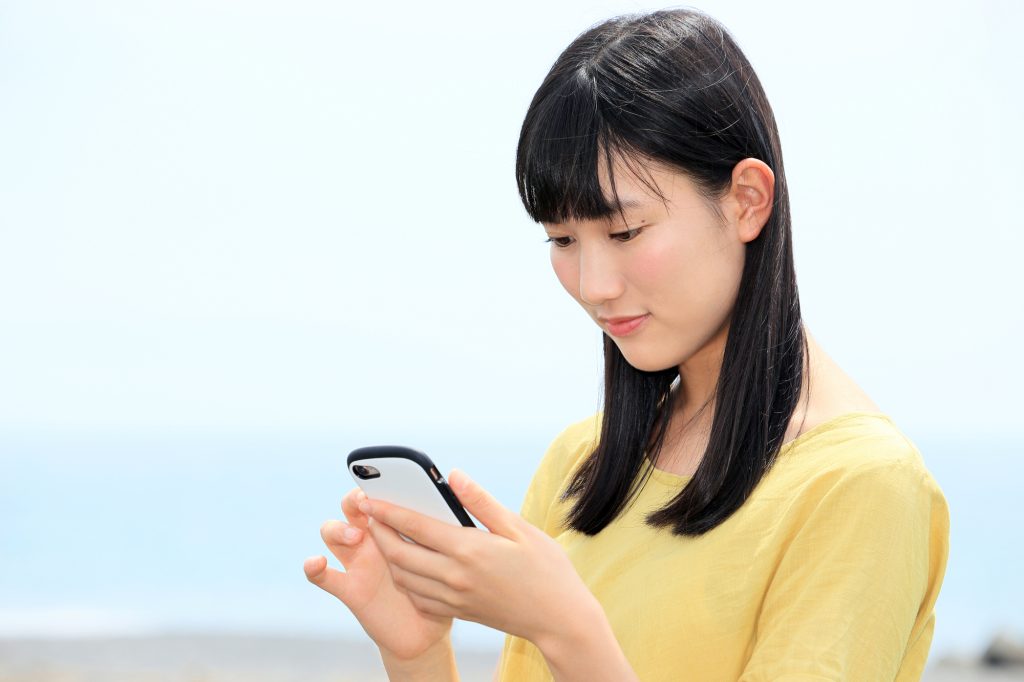スマホを触る女性