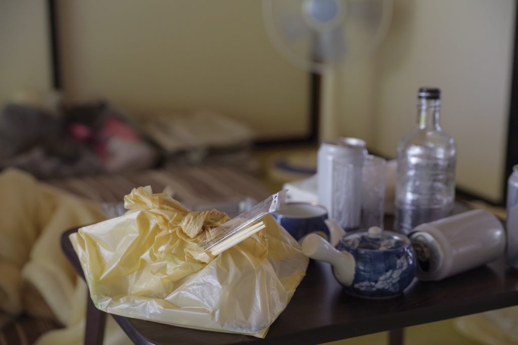 ごみが散乱した一人暮らしの部屋