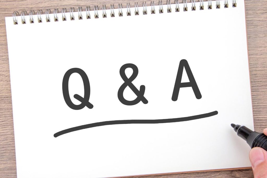 黒のマジックで書かれた「Q&A」の文字