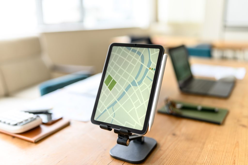 地図を表示したタブレット