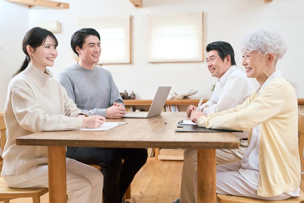 ダイニングテーブルを囲んで話し合う4人家族