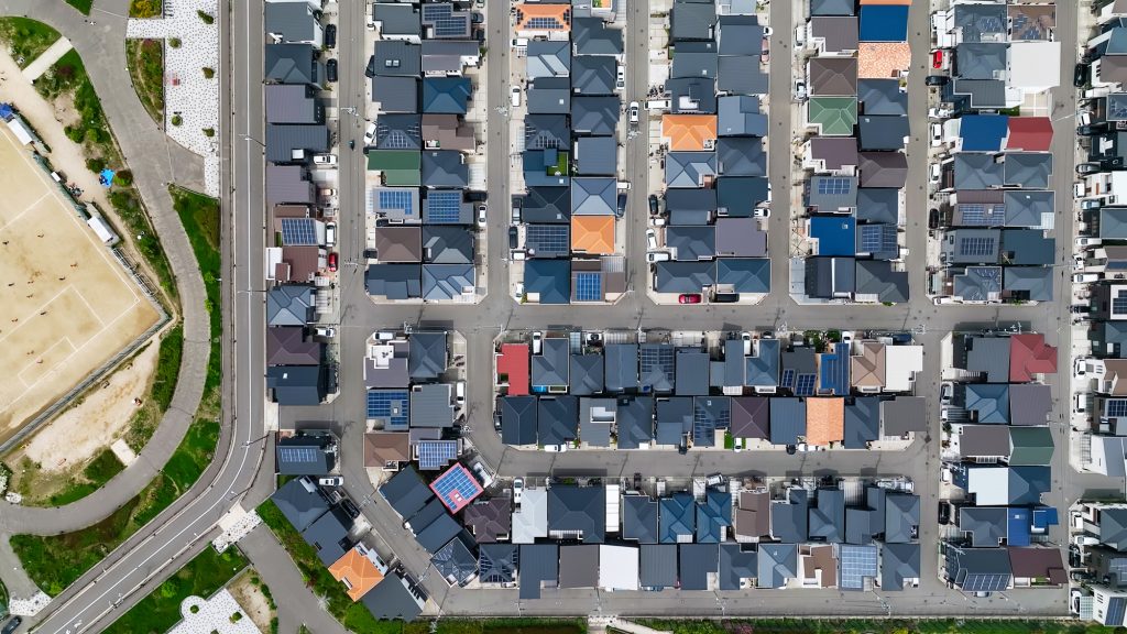 住宅地と道路の真俯瞰ドローン空撮
