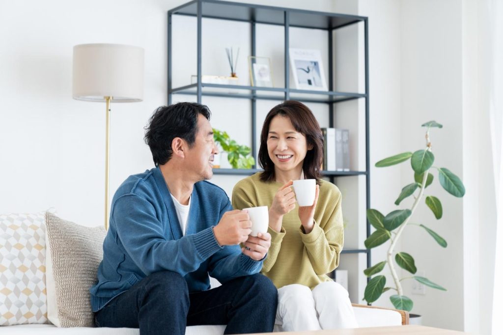 笑顔を浮かべる夫婦