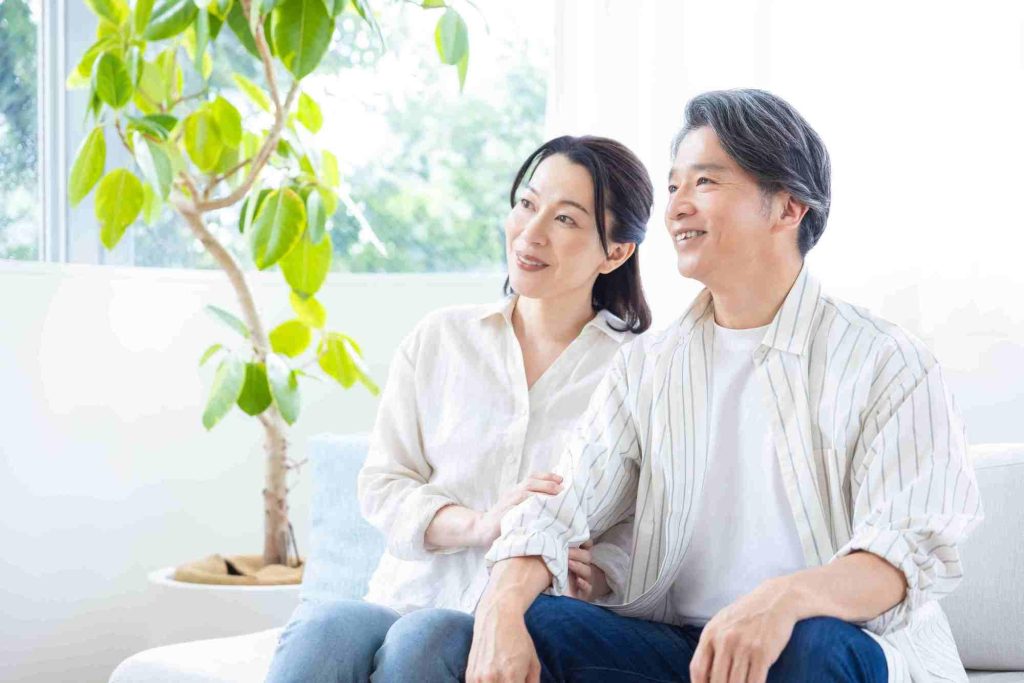 笑顔を浮かべる夫婦。