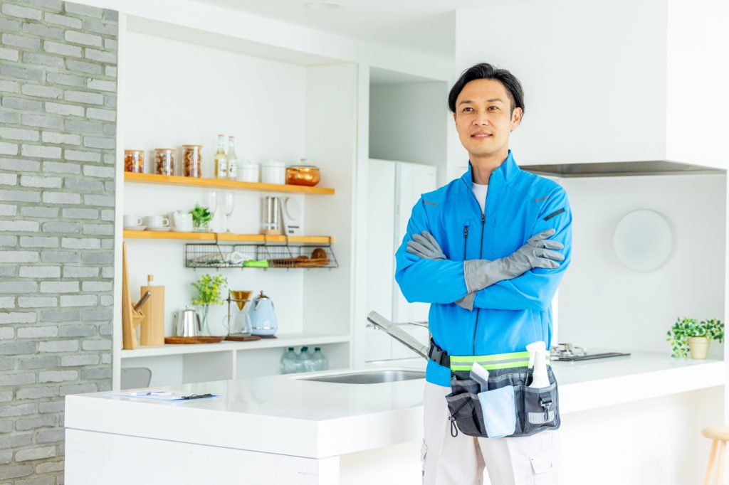 キッチンに立つ作業員
