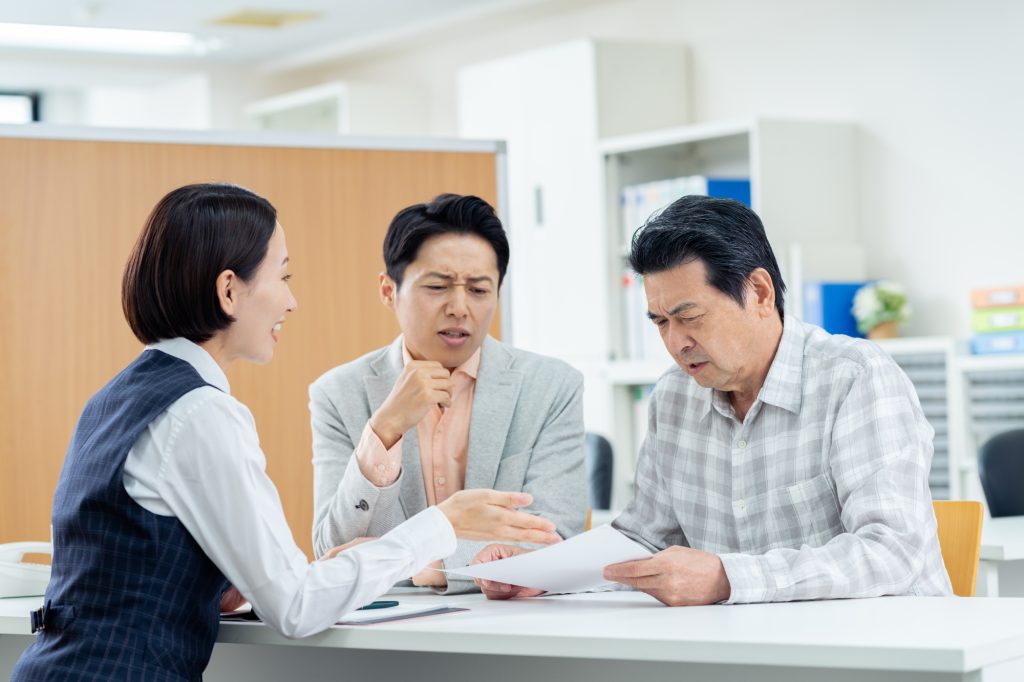 相続について相談する親子