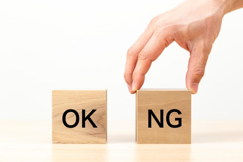 「OK」「NG」と書かれた木のブロック