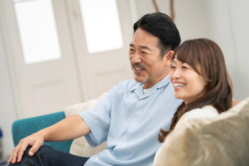笑顔を浮かべる夫婦。