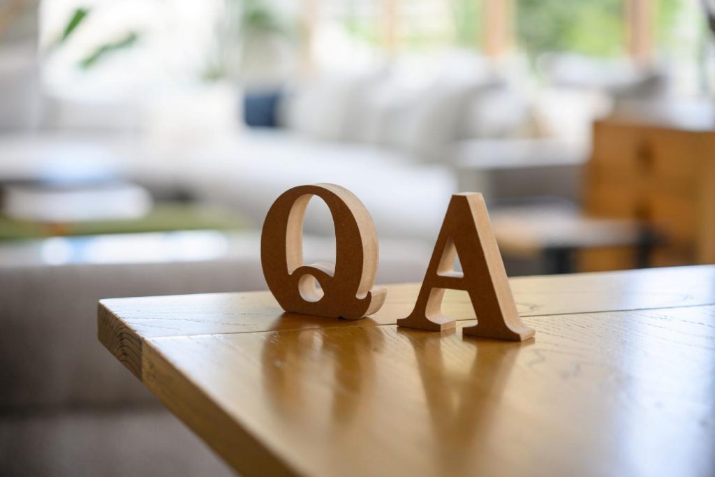 テーブルに置かれた木製の「QA」の形の文字