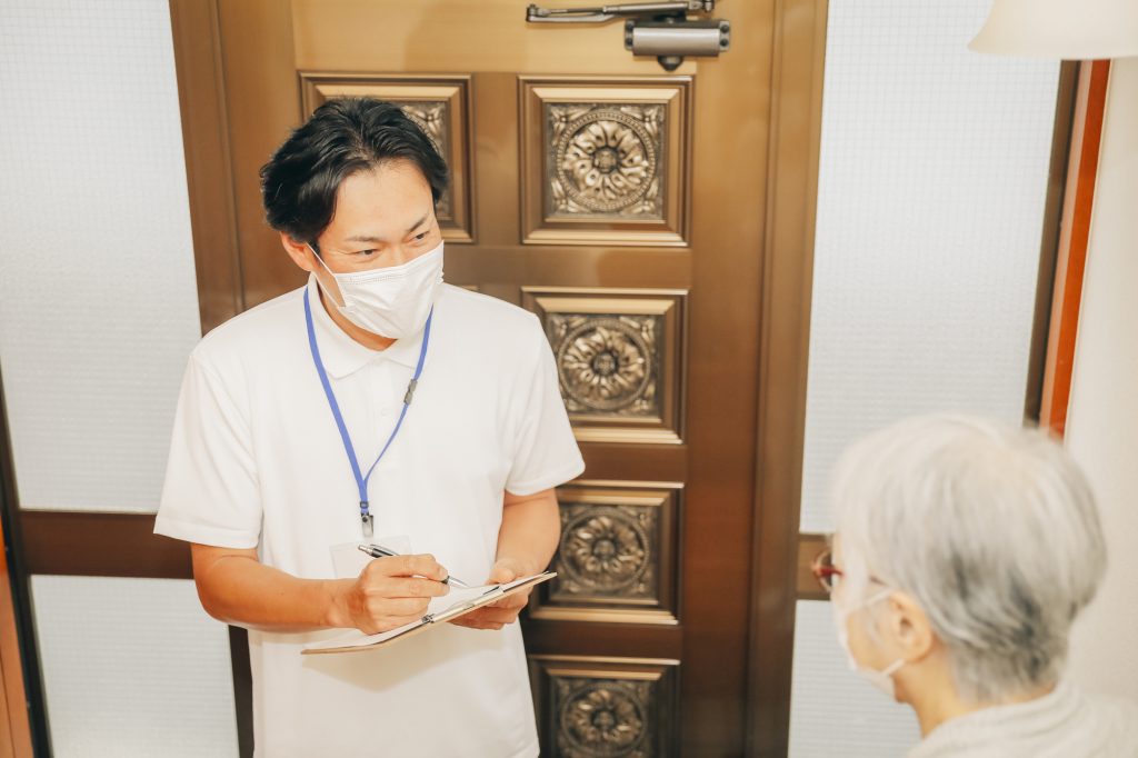 高齢者住宅を訪問する男性スタッフ