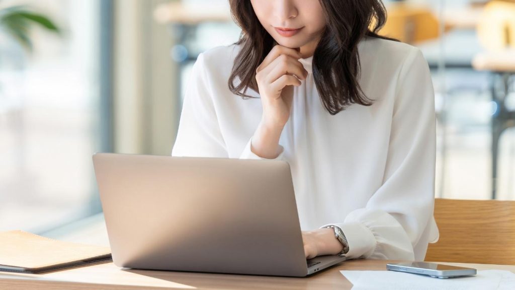 ノートパソコンで調べものをする女性