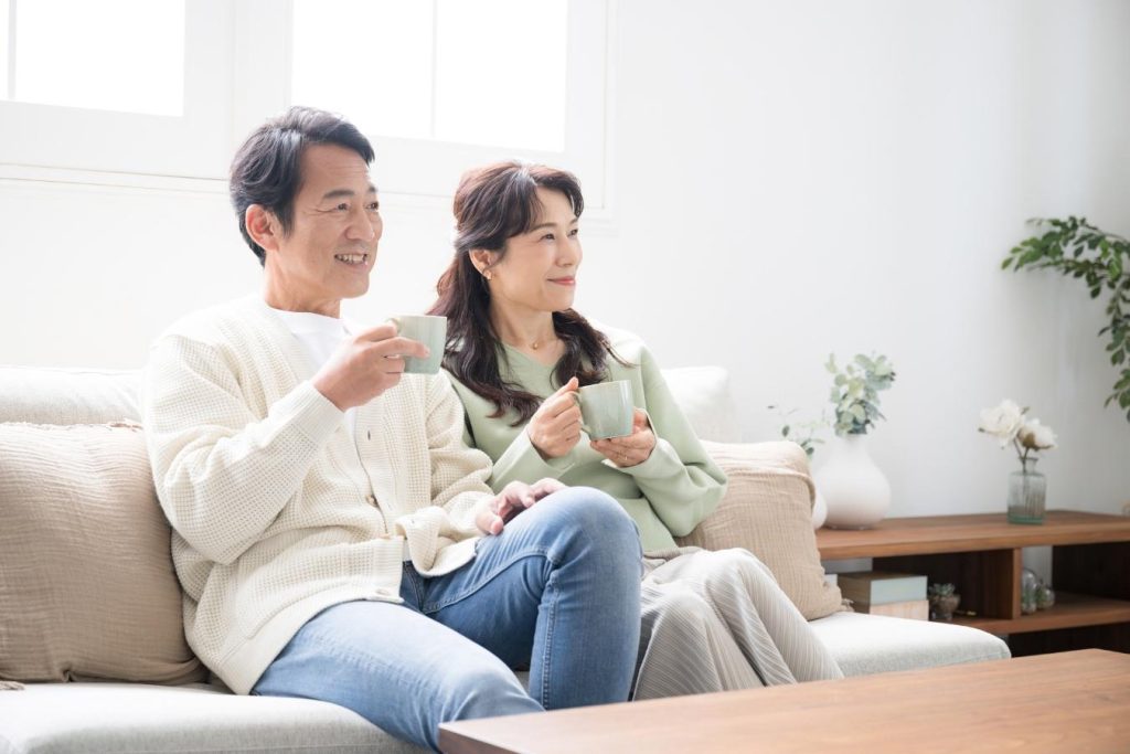 リビングでくつろぐ夫婦。