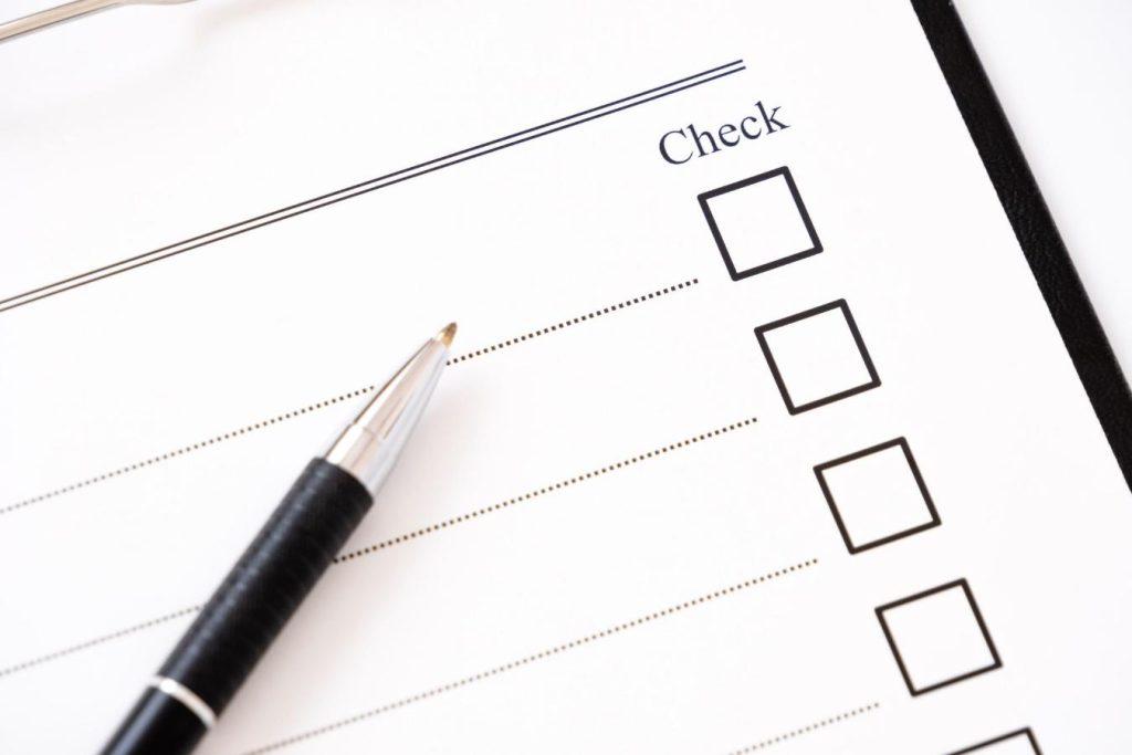 ボックスの上に「Check」と書かれたチェックリストとペン