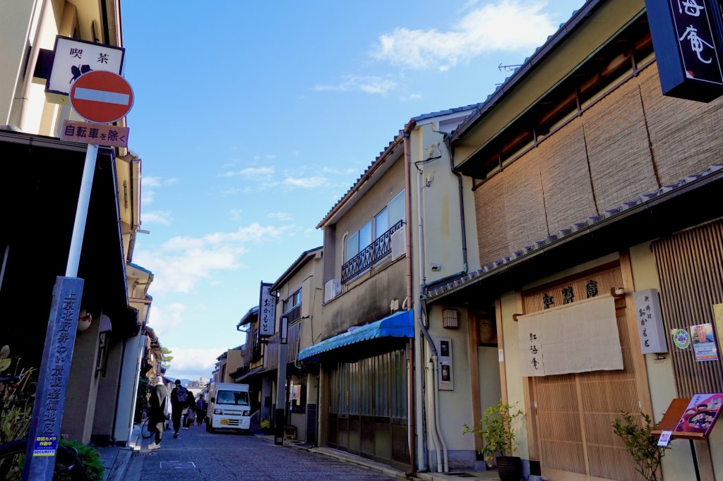 京町家が並ぶ京都市の通り