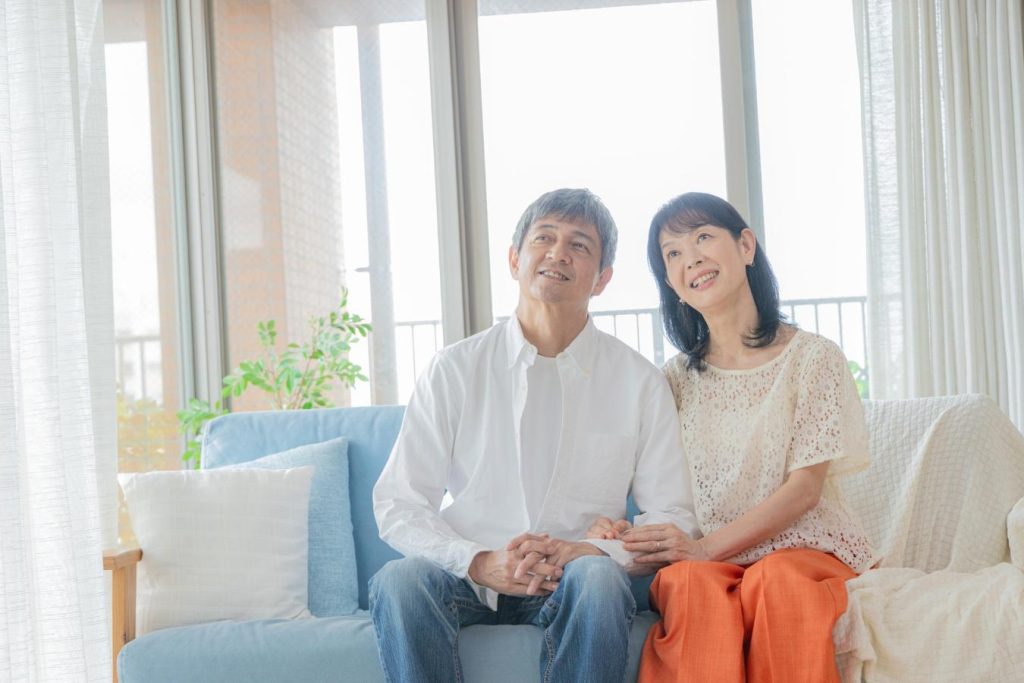 リビングでくつろぐ夫婦