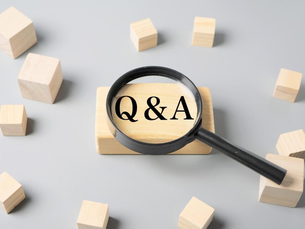 「Q&A」と書かれた木のブロックと虫眼鏡