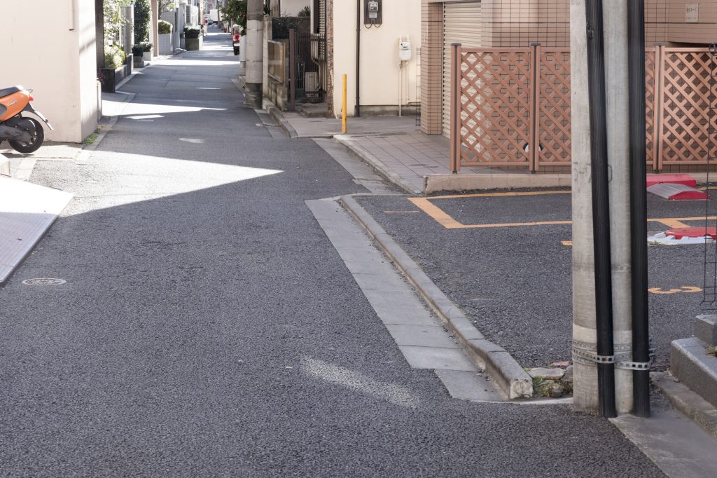 住宅地の狭い道路