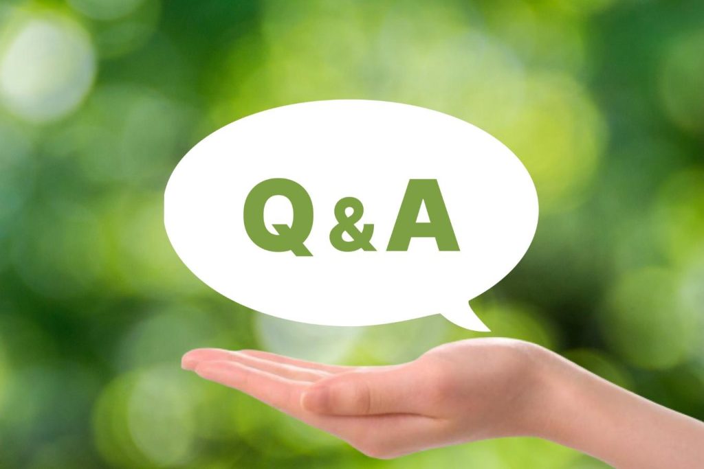「Q&A」と書かれた吹き出しと、それを乗せる手