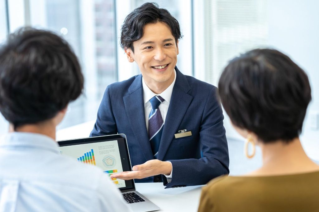 打ち合わせをするビジネスパーソン