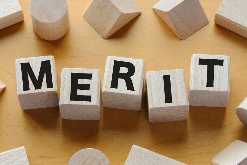 MERITと書かれた積み木。