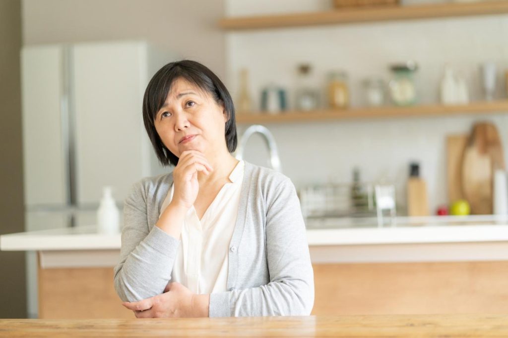 考え事をする女性