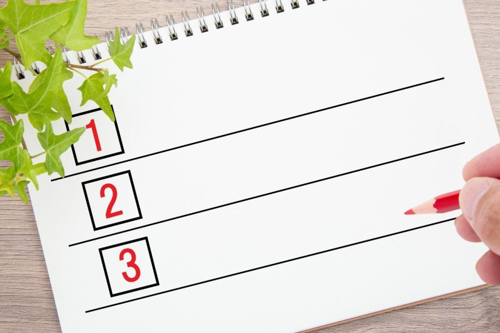 ボックスに「1」「2」「3」と書かれたチェックリストと赤鉛筆