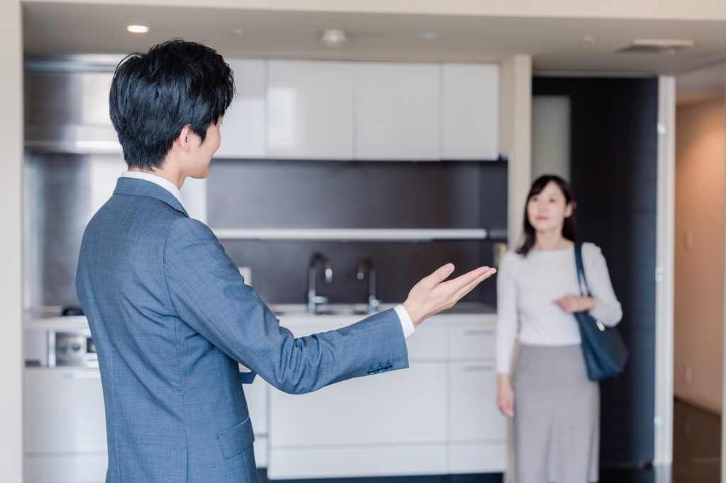 マンションを内見する女性と不動産会社の男性