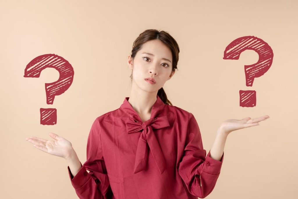 左右に手を広げて比較する女性