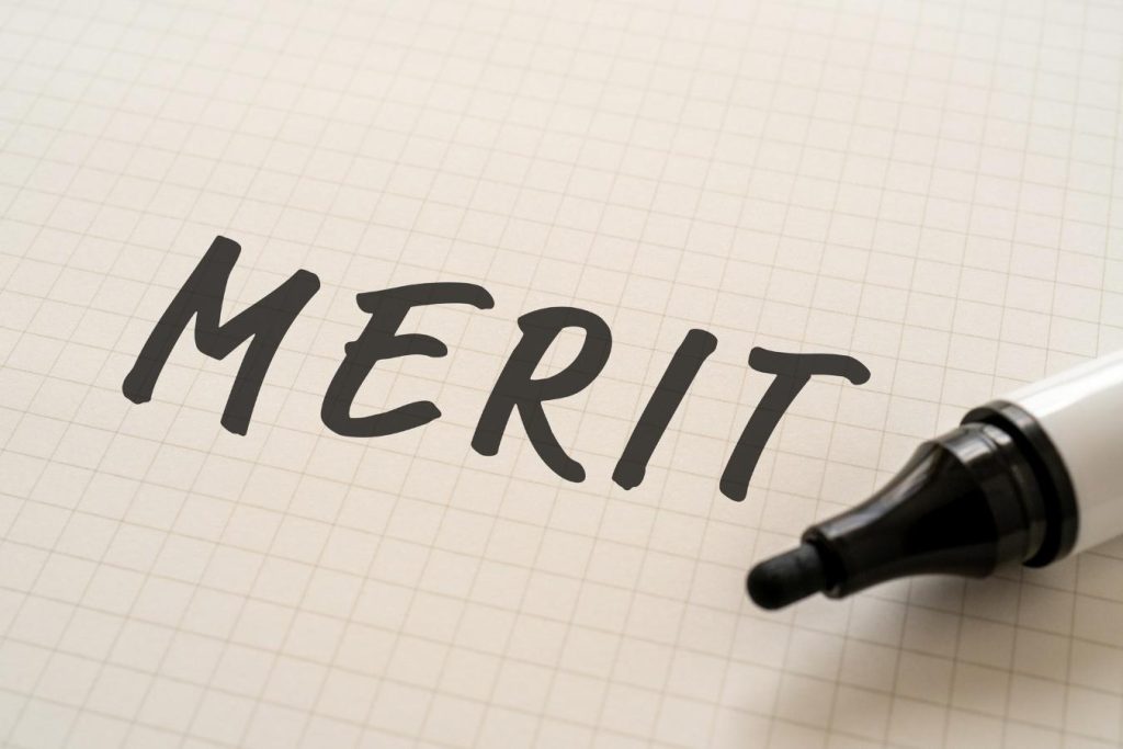 黒のマジックで書かれた「MERIT」の文字